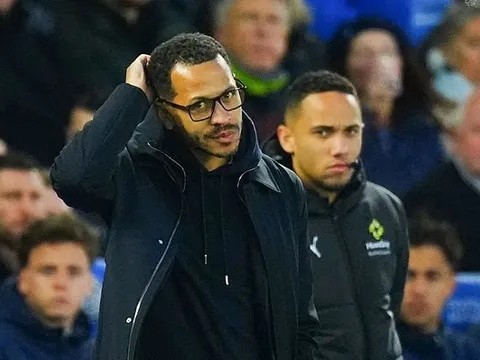 Chelsea lộ đội hình vì thợ cắt tóc của Cucurella