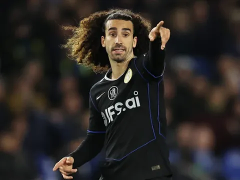 Cucurella mỉa mai trọng tài giữa lúc Chelsea sụp đổ trước Brighton
