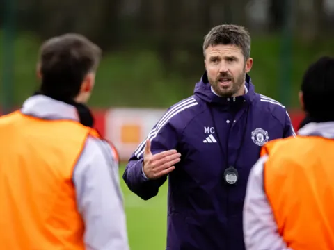 Michael Carrick là giải pháp lâu dài hay một Solskjaer mới của MU?