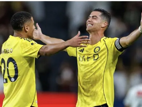 Ronaldo sáng cửa lập cú đúp danh hiệu cùng Al Nassr
