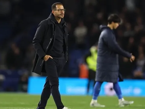 Liam Rosenior nói lời chia tay Chelsea sau trận thua Brighton