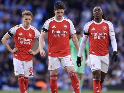 Sự hoảng loạn của Arteta đang tự tay đánh chìm Arsenal