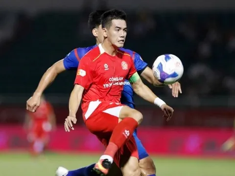 Lối thoát nào cho trung phong Việt giữa rừng ngoại binh?