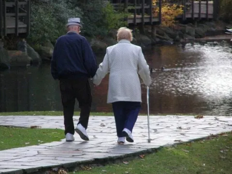 Khi về già: Cha mẹ khôn ngoan không nói 3 điều này với con cái, đặc biệt là điều đầu tiên