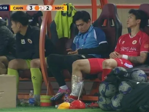 Văn Hậu chỉ bị căng cơ, không tái phát chấn thương cũ