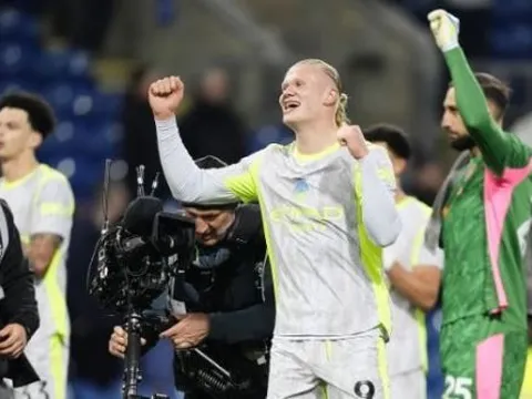 Man City chiếm ngôi đầu và tiễn Burnley xuống hạng