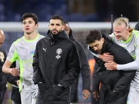 Thắng nhọc Burnley, Man City bị Neville dội gáo nước lạnh