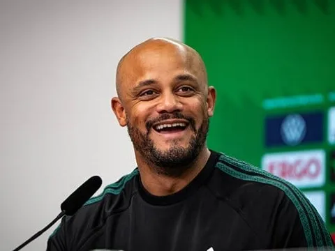 Thắng Leverkusen, Kompany gây hài vì sự cố trên sóng truyền hình