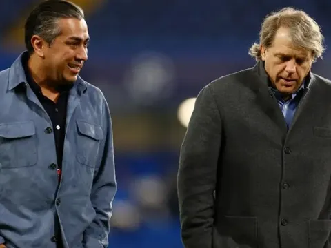 Rosenior rời ghế không giúp Chelsea giải quyết mớ hỗn độn của giới chủ