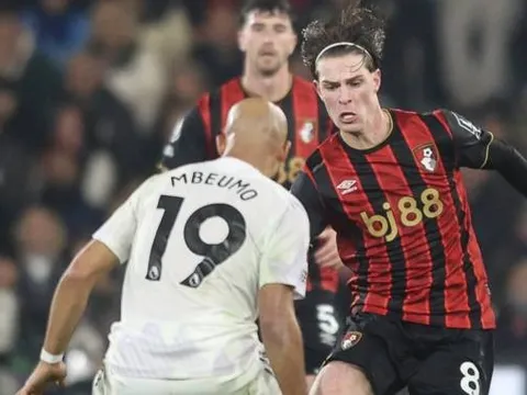 MU liên tục "xem giò" Alex Scott