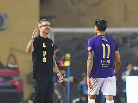 Harry Kewell ví sân tập của CLB Hà Nội như sân Wembley