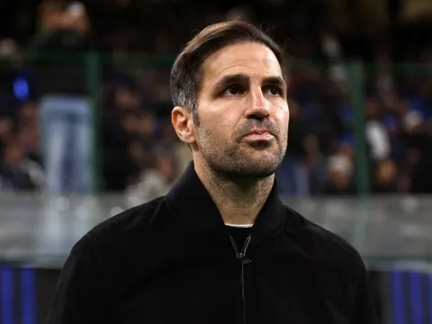 Huyền thoại khuyên Fabregas tránh xa mớ hỗn độn ở Chelsea