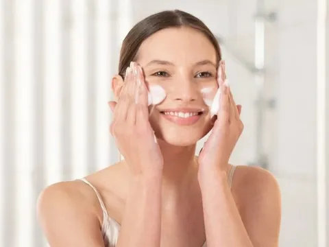 5 thói quen buổi sáng giúp làn da tươi sáng rõ rệt mà không cần skincare phức tạp