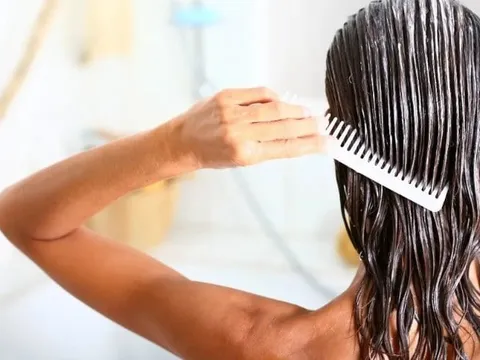 Gội đầu buổi sáng hay buổi tối: Chọn sai thời điểm có thể khiến tóc nhanh hư tổn