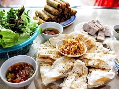 12 món ăn vặt nổi tiếng vạn người mê ở Đà Nẵng, đến đây nhất định phải thử, cầm 20.000 đồng mua được nhiều món