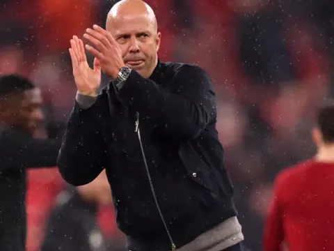 Arne Slot xác nhận Hugo Ekitike nghỉ thi đấu dài hạn