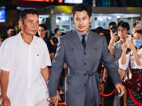 Phương Nam nắm chặt tay bố trên thảm đỏ "Trùm Sò"