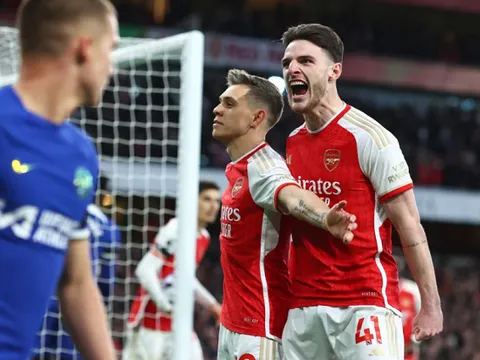 Ian Wright thích thú với sự tàn nhẫn của Arsenal