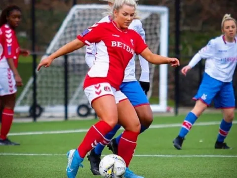 Nữ cầu thủ xinh đẹp trở lại sân cỏ sau 4 năm