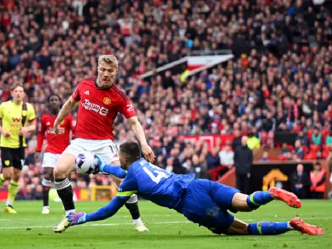 "Ten Hag cần một bàn thắng nhưng đã quyết định rút tiền đạo"