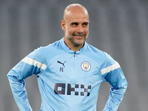 "Pep nhận 25 triệu bảng mỗi năm, Klopp cũng vậy - và không ai la ó"
