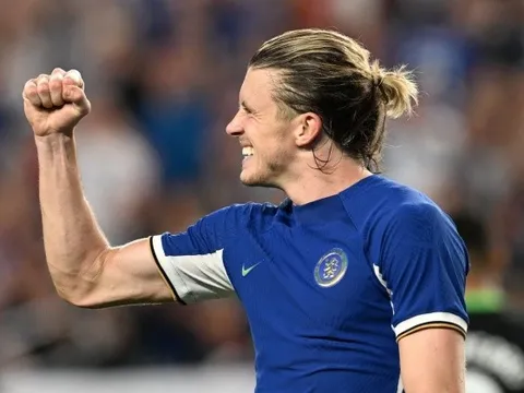 Conor Gallagher ngả mũ trước 1 cầu thủ Chelsea