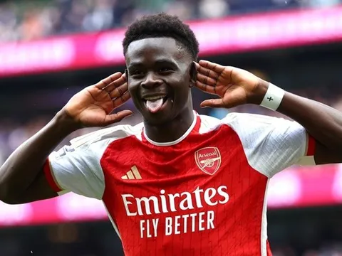 Saka chế nhạo CĐV Tottenham