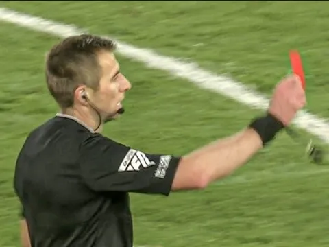 Trọng tài rút thẻ đỏ khiến sao Palace hoảng hồn