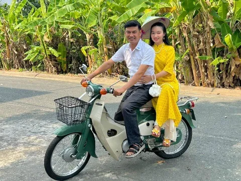 Bị nói "trâu già gặm cỏ non", Tiết Cương dí dỏm đáp: "Thấy cái gì ngon mình phải ăn chứ?"