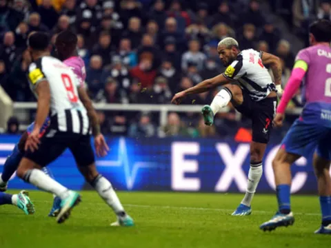 Rio Ferdinand: "NHM Newcastle đã ngạc nhiên trước siêu phẩm"