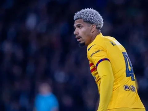 Người đại diện Araujo mở đàm phán với Bayern