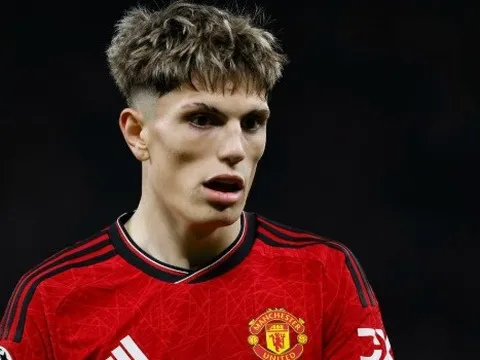 Chelsea dừng đàm phán với Garnacho, ưu tiên ký Jamie Gittens