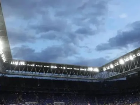 Sự cố xe mất lái khiến 13 người bị thương nhẹ trước trận Espanyol - Barca