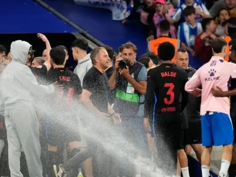 Espanyol bật hệ thống tưới nước ngăn Barca ăn mừng vô địch