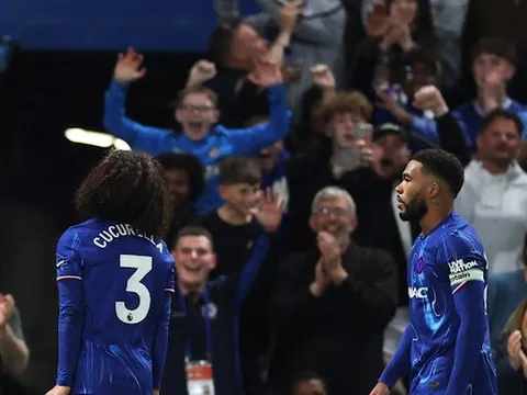 Glenn Hoddle khen ngợi Cucurella đã lột xác sau trận thắng Man United