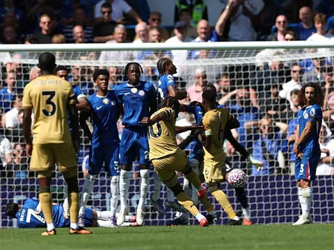 VAR gây tranh cãi, Chelsea thoát thua trong trận derby London