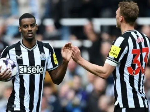 Shearer phê phán Isak, cho rằng tiền đạo Newcastle xử lý sai lầm