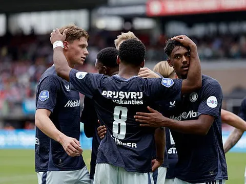 Đại thắng derby, Van Persie giúp Feyenoord vươn lên ngôi đầu