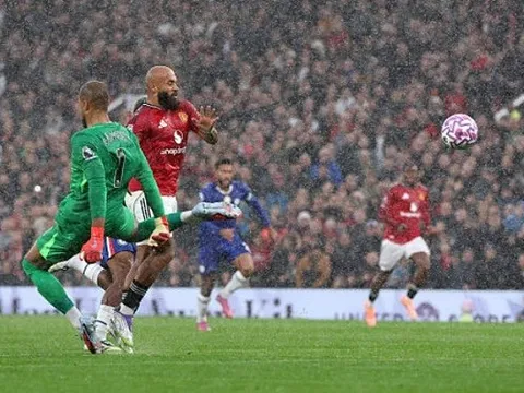 "Đó là tấm thẻ đỏ không thể chối cãi cho Sanchez"