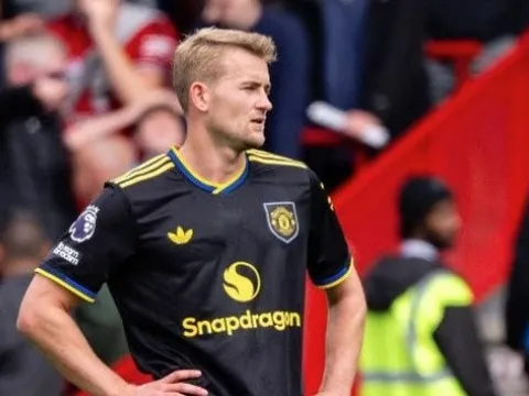 MU thua Brentford, Micah Richards chỉ trích dữ dội Maguire và De Ligt