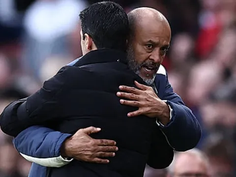 Nuno Santo thừa nhận Arsenal quá mạnh