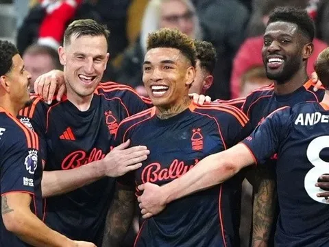 Hủy diệt Sunderland, Nottingham tạo cách biệt 8 điểm với Tottenham