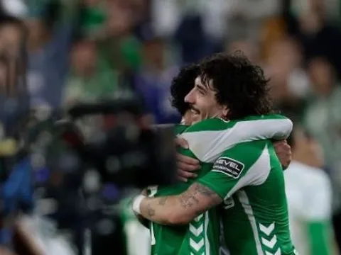 Hòa Betis phút cuối, Real Madrid hụt hơi trước Barca