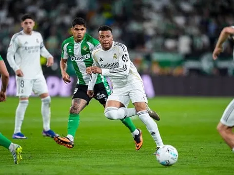 CĐV vây xe buýt, chửi bới dàn sao Real sau trận hòa Betis