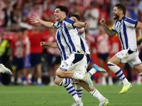 Barcelona và Real Madrid tranh giành trung vệ Jon Martin của Real Sociedad