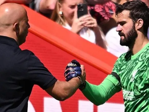 Arne Slot thừa nhận khả năng bán Alisson cho Juventus