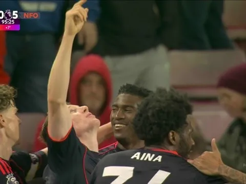 Elliot Anderson khiến fan rơi lệ với màn ăn mừng hướng về bầu trời