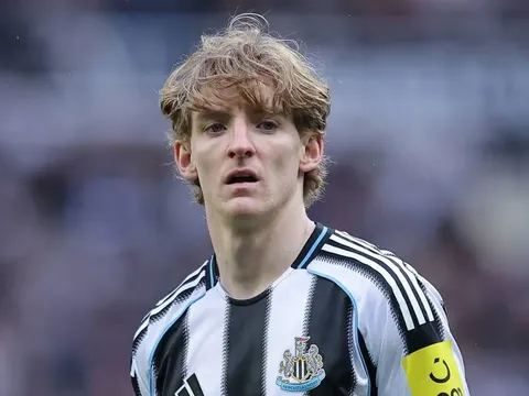 Tránh vết xe đổ Isak, Newcastle cần dứt tình với Gordon