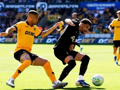 Tottenham mất Solanke giữa tâm bão trụ hạng