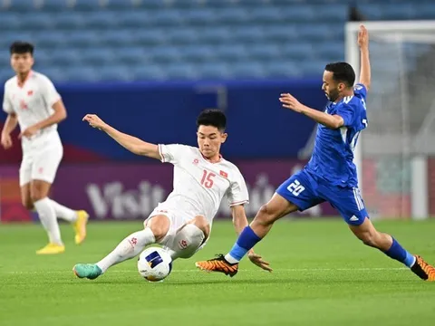 Quá đau đớn cho trò cưng của HLV Troussier